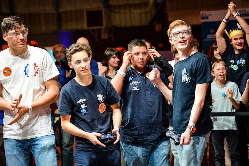 Une équipe en action lors du Robotique First Challenge