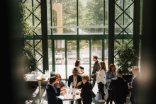 Personnes dans un cadre professionnel échangeants autour d'un apéro debout